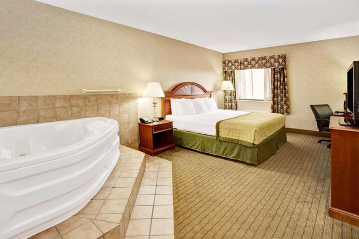 2 Queen Beds (3 of 5)