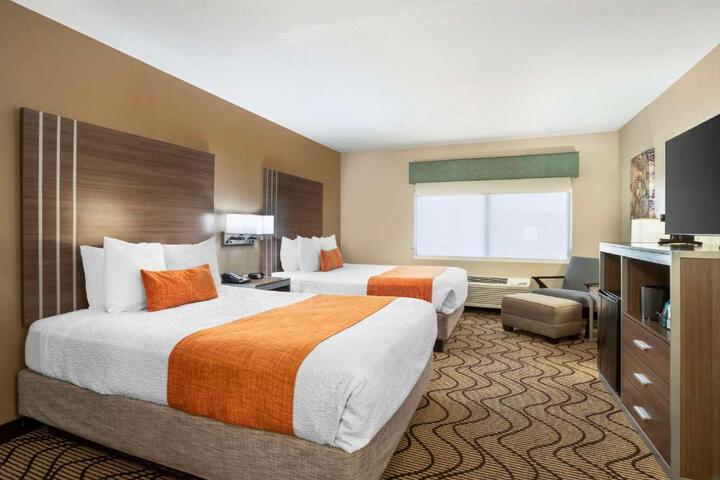 2 Queen Beds Microwave and Refrigerator WiFi Full Breakfast (9 of 10)