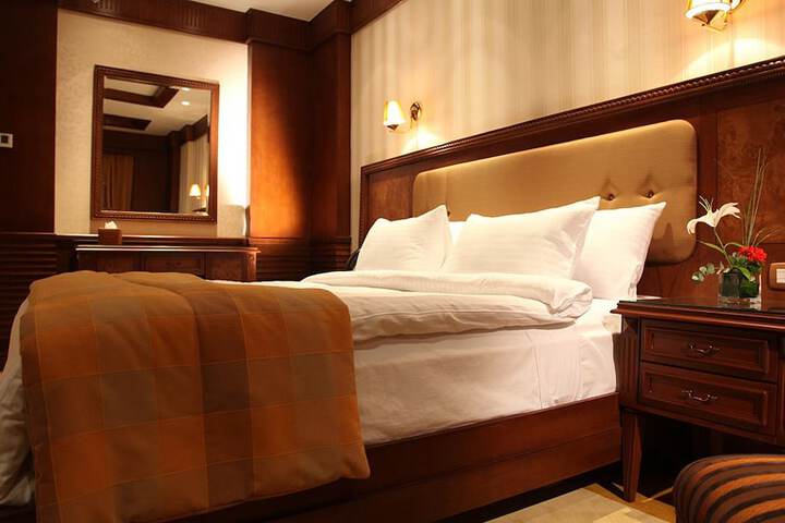 Room 4 of 33