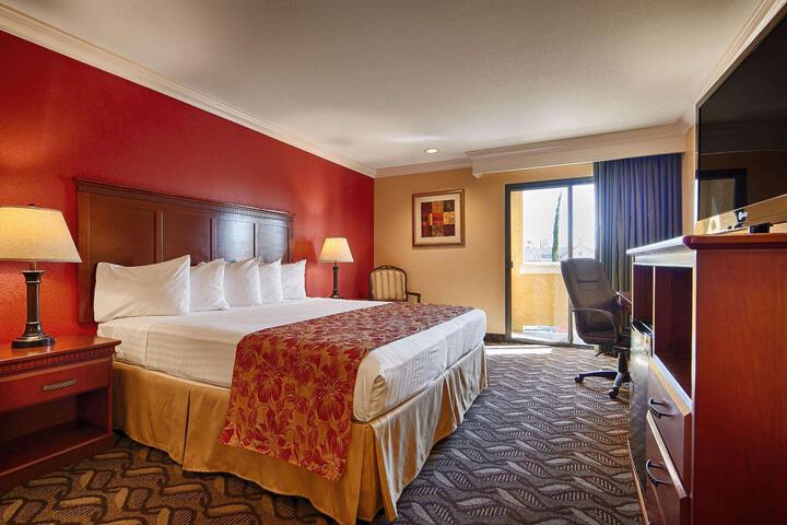 1 King Bed (14 of 16)