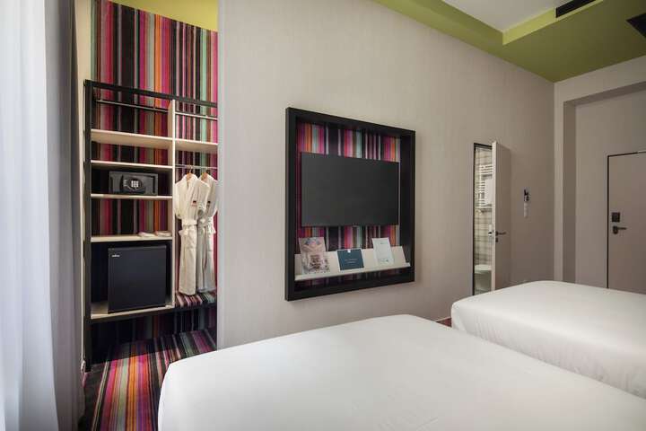 Room 33 of 49