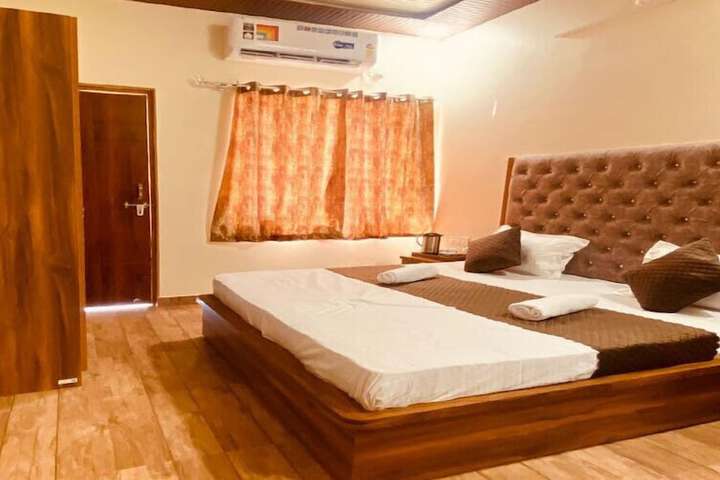Room 4 of 16