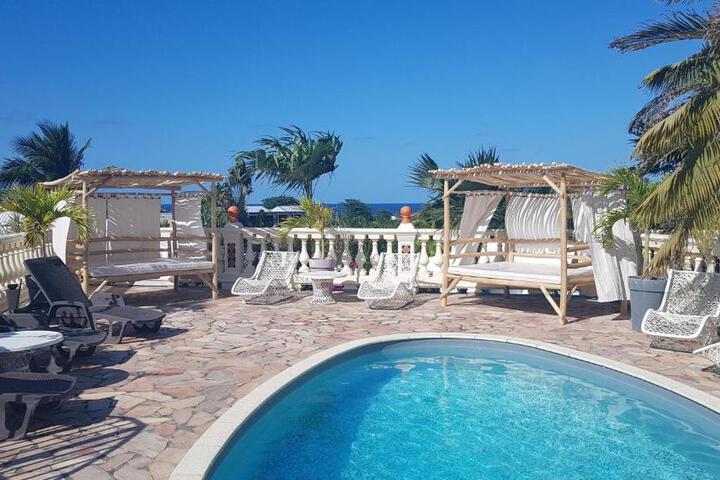 LE MOULIN DE LA BAIE piscine vue mer