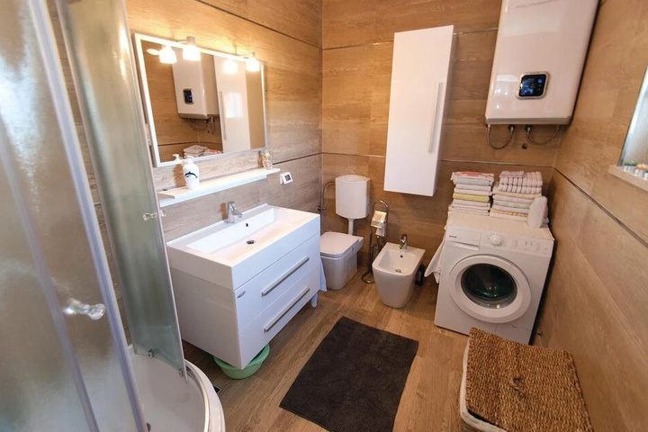 Room 6 of 16