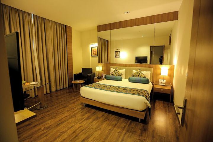 Room 4 of 16