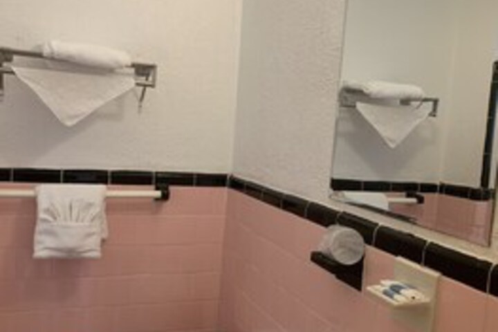 Room 19 of 204
