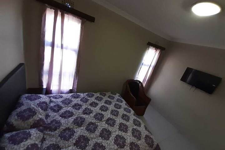 Room 5 of 8