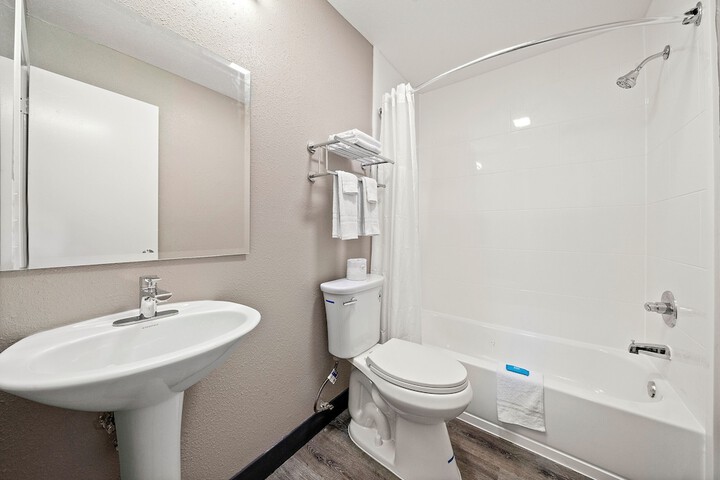 Room 7 of 12