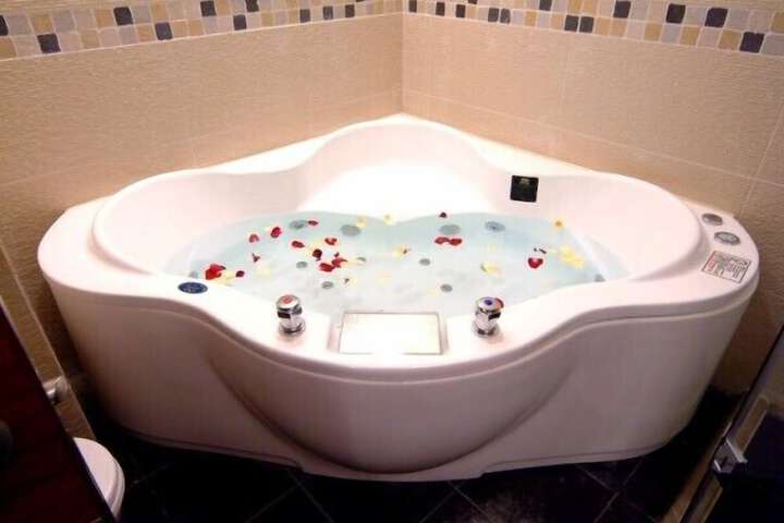 Hot Tub 26 of 33