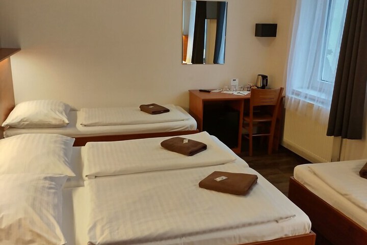 Room 11 of 25