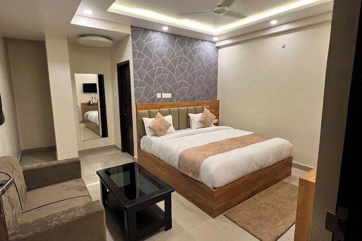 Room 4 of 9