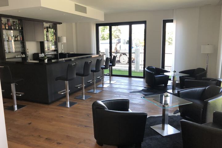 Lounge 54 of 62
