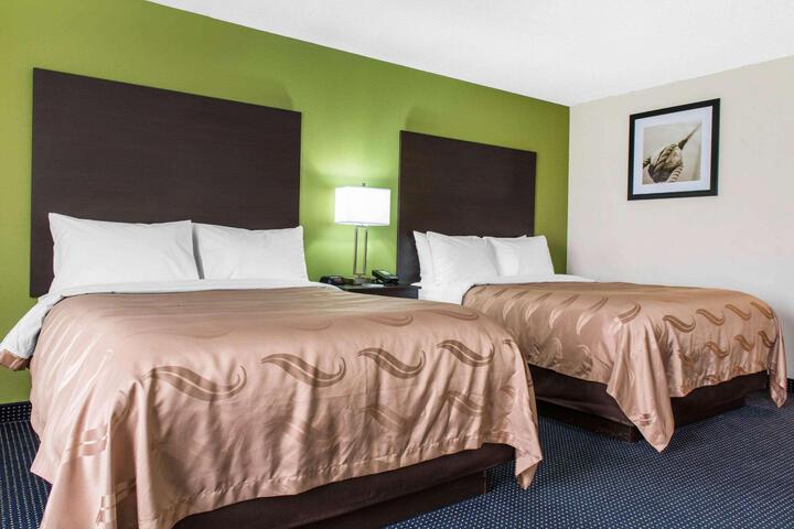 2 Queen Beds (6 of 7)