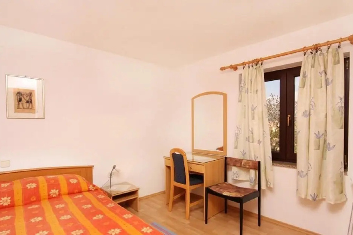 Room 2 of 11