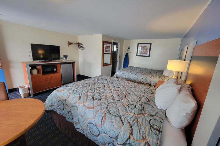 2 Queen Beds (2 of 3)