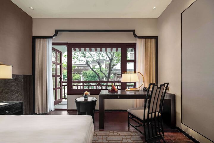 Room 53 of 165