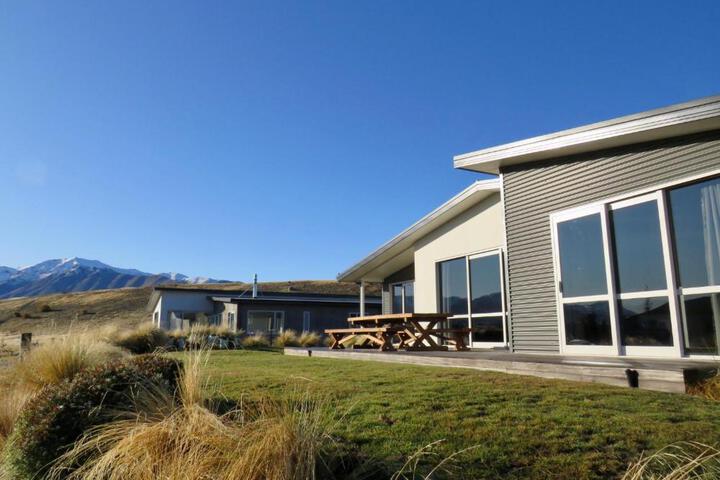 Exterior of Blae Loch - Lake Tekapo