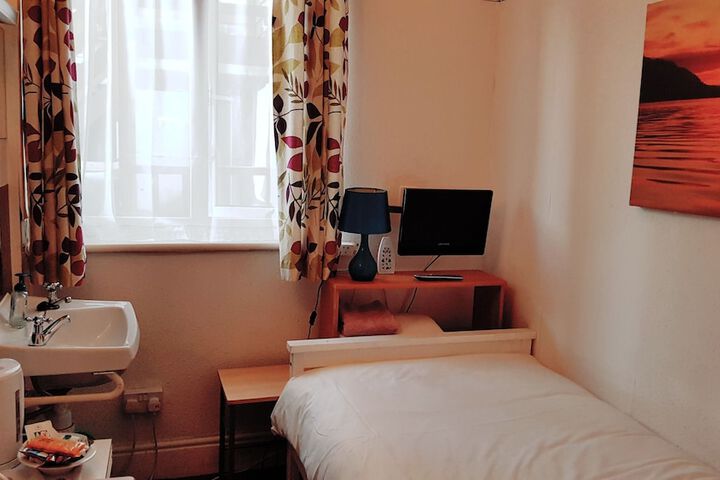 Room 8 of 10
