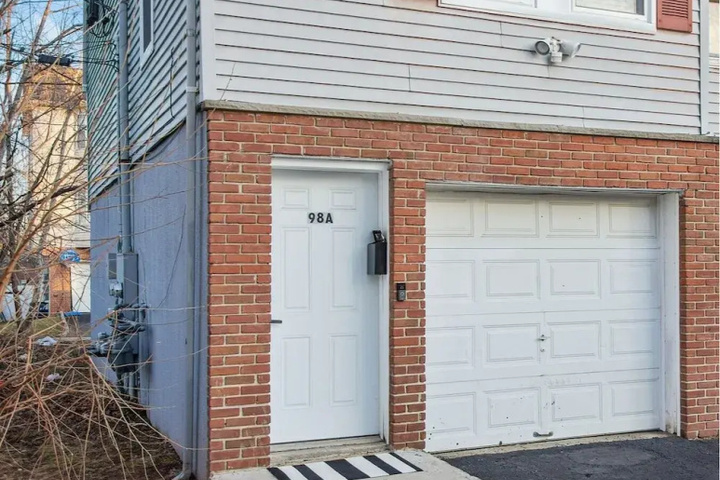 Photo of Hillyer Manner - Comfy Townhouse in Great Location! 3 Bedroom Townhouse by Redawning