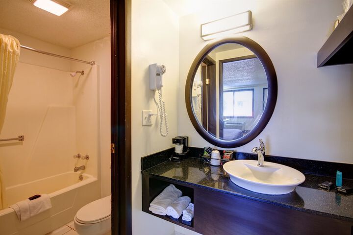 Standard Room, King or Two Doubles (5 of 10)