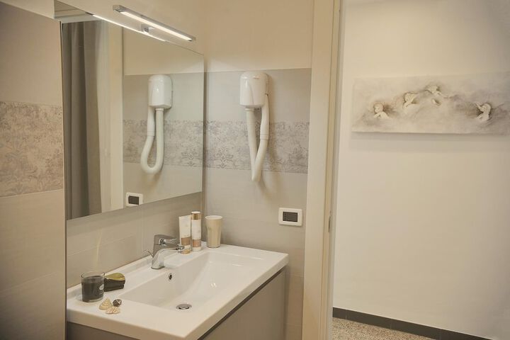 Room 42 of 46