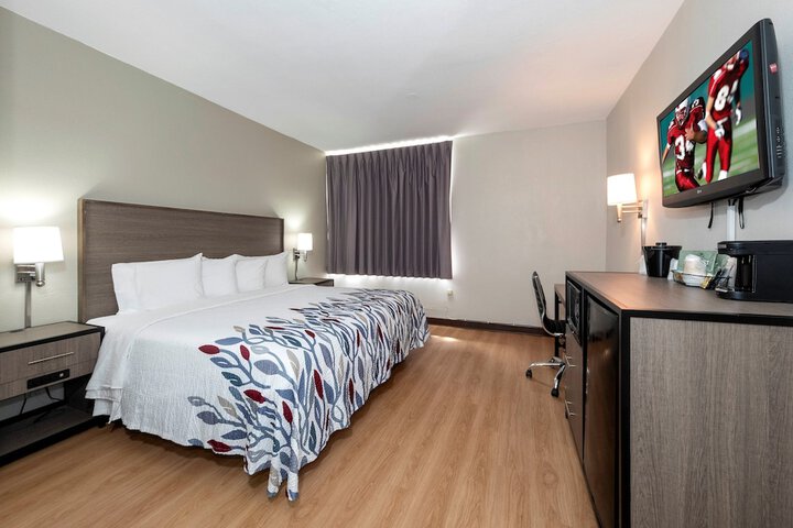 Deluxe King Room (10 of 24)