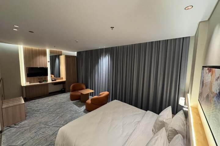 Room 2 of 6
