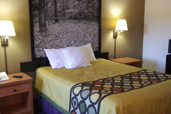 1 Queen Bed (22 of 35)