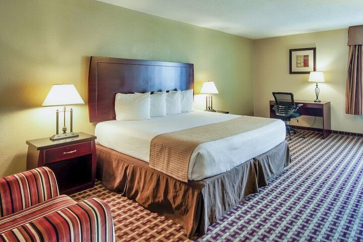 1 King Bed (4 of 6)