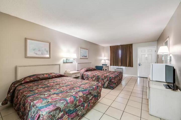2 Double Beds Business Room Efficiency Accessible