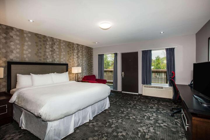 1 King Bed Lakeside (6 of 9)