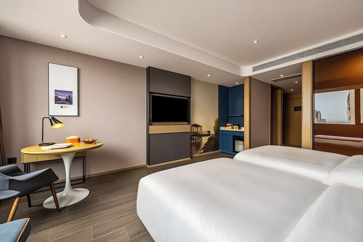 Room 16 of 38