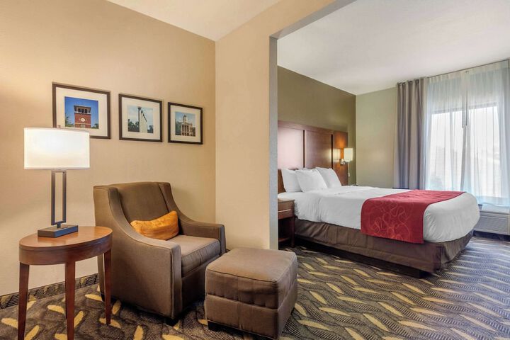 Suite King Bed Accessible (23 of 25)
