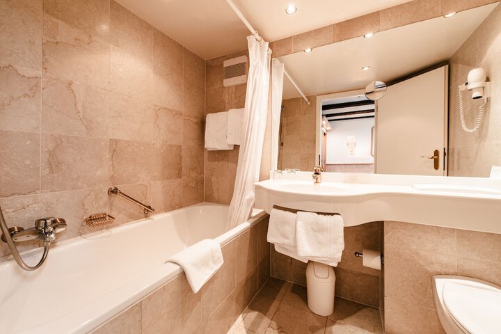 Room 10 of 24