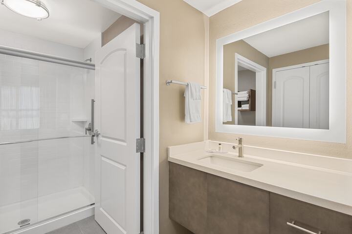 2 Bedroom Suite 1 King 2 Queen Accessible (7 of 22)