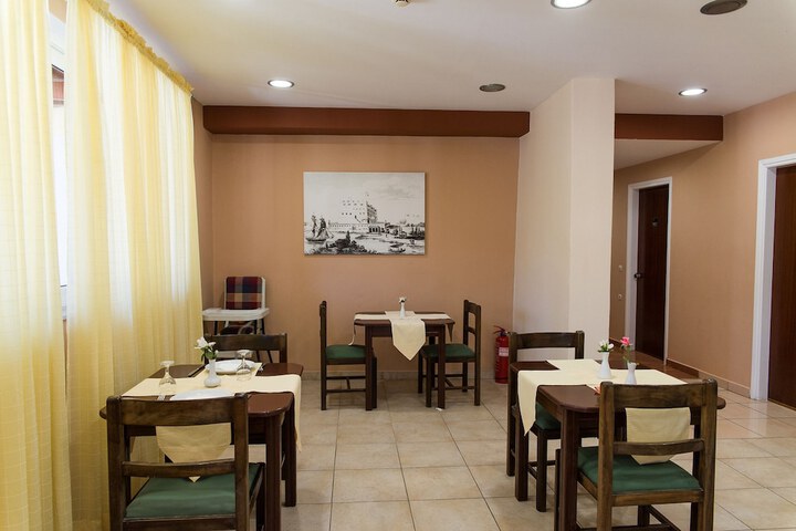 Dining 31 of 37
