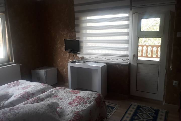 Room 9 of 166
