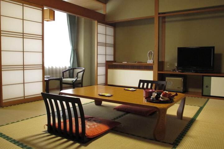 Room 13 of 33