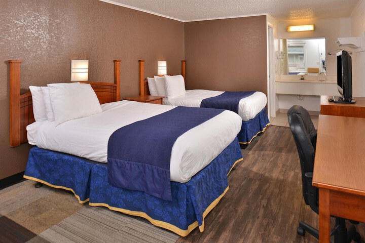 2 Double Beds (13 of 14)