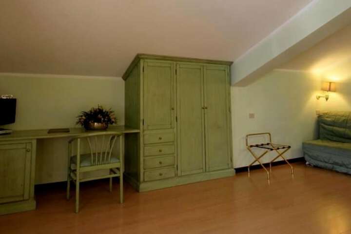 Room 16 of 36