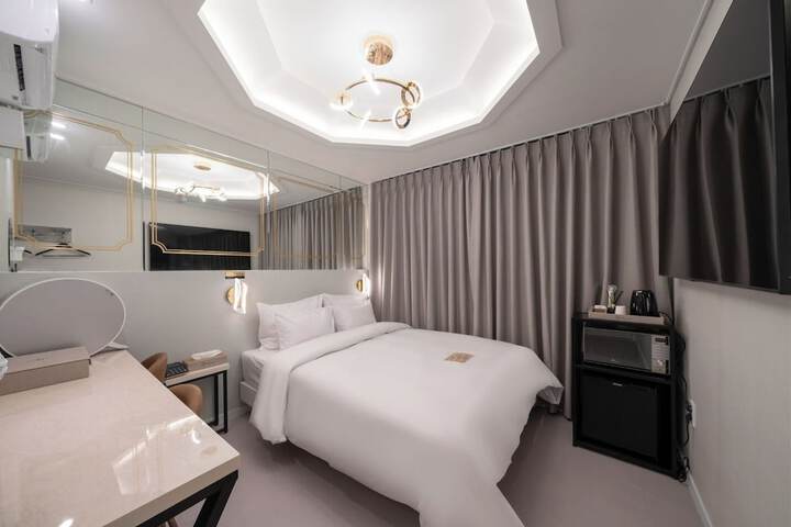 Room 8 of 43
