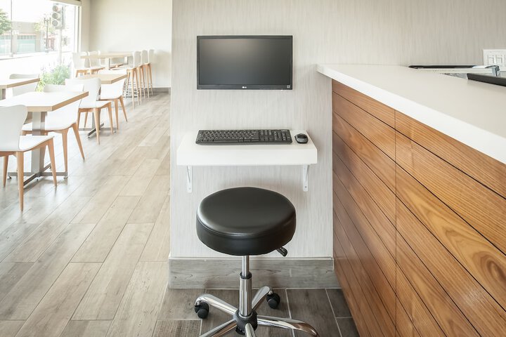 Business Center 74 of 76