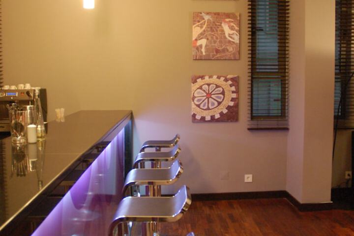 Lounge 36 of 48