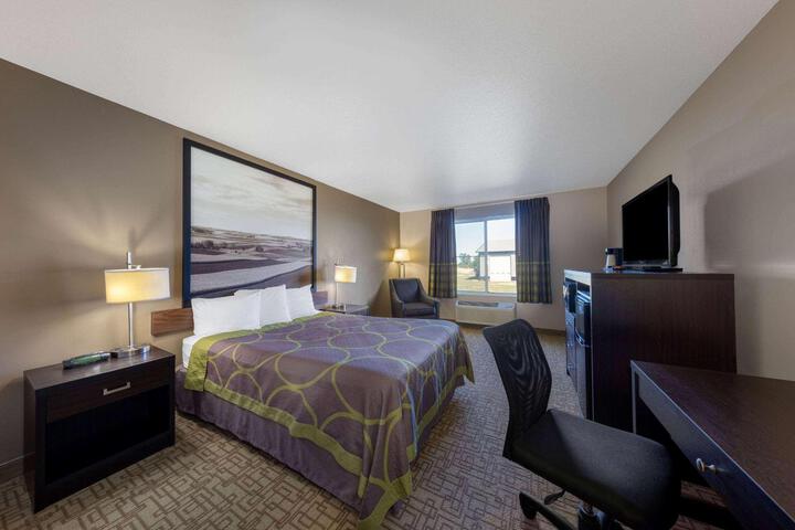 1 Queen Bed (9 of 19)
