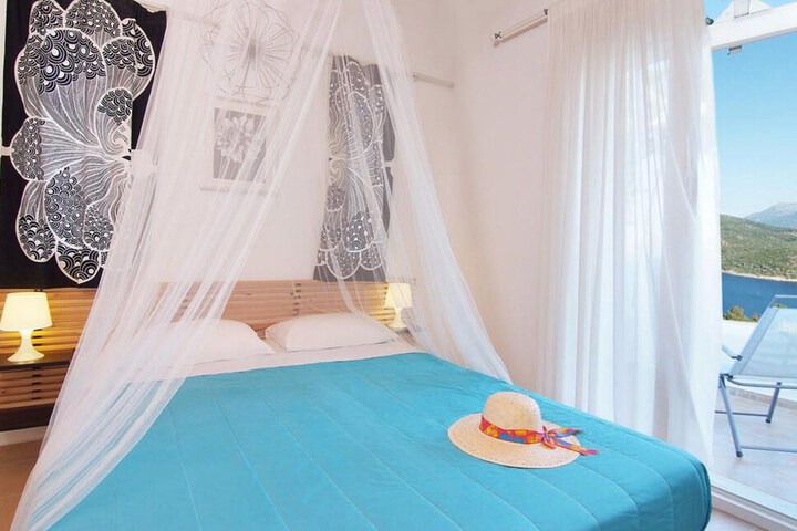 Room 4 of 52