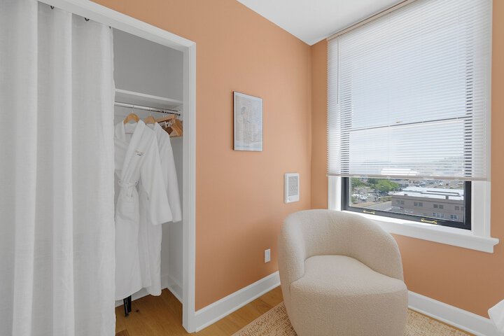 Room 43 of 172
