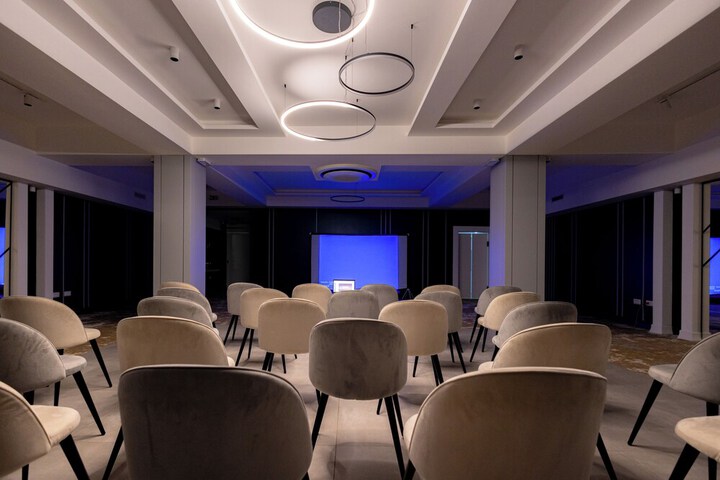 Business Center 14 of 18
