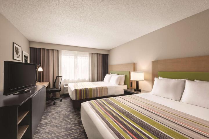 2 Queen Beds (2 of 3)