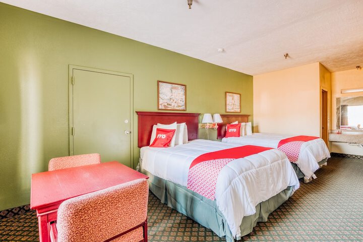 2 Queen Beds (11 of 14)