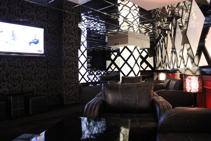 Lounge 76 of 85